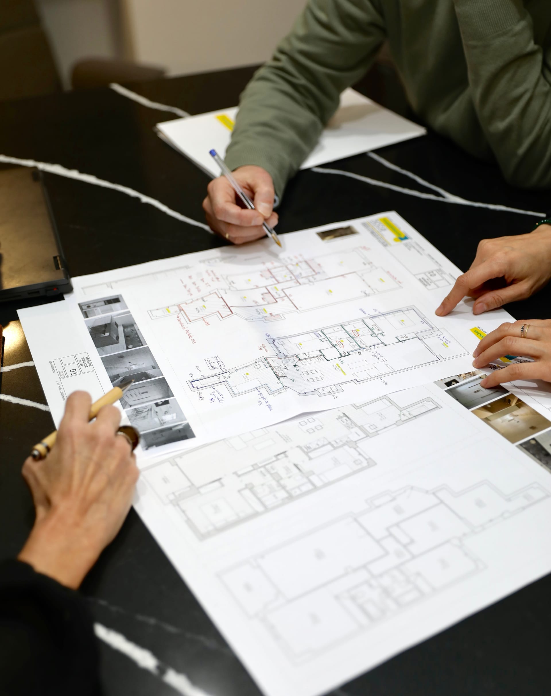 Arquitecto trabajando sobre los planos técnicos